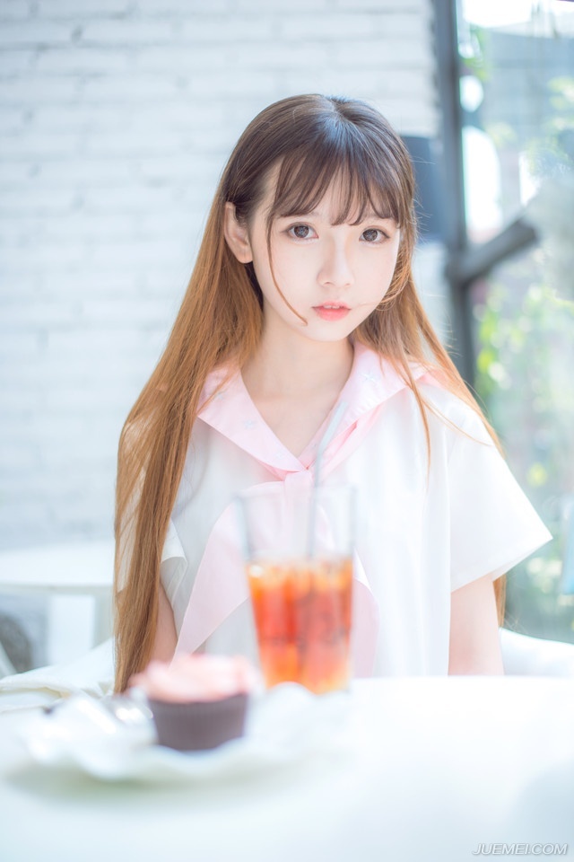 姐妹俩依言进来，大乔担忧的看了小乔一眼，连忙向吕布道：“夫君，妹妹她只是……毕竟当年也算相识一场，并不是……”